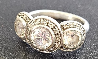 Sterling Silber Ring mit drei schönen Steinen