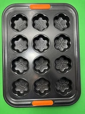 Le Creuset Bakeware 12 Cup Holiday Non-Stick Cupcake/Muffin Tray Black Clean
