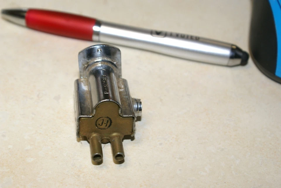 OE 1963 Oldsmobile Starfire 1964 Pontiac bloqueo de maletero interruptor de liberación de vacío Foto 2 de 2