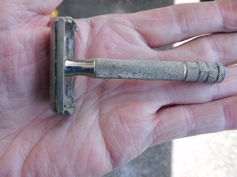 VINTAGE 1940's GILLETTE SAFTEY RAOR