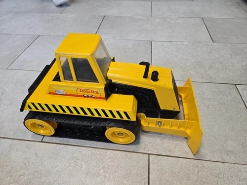 Tonka Mighty Bulldozer In Tin And Plastic vintage !!