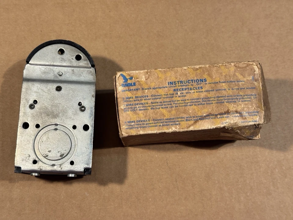 Salida de receptáculo Eagle 50A 125/250V de alta resistencia vintage con caja estilo baquelita Foto 4 de 4