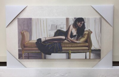 BILD DAME AUF SOFA EISFARBENER RAHMEN AUS HOLZ MIT GLITZER GOLD 76x46 cm