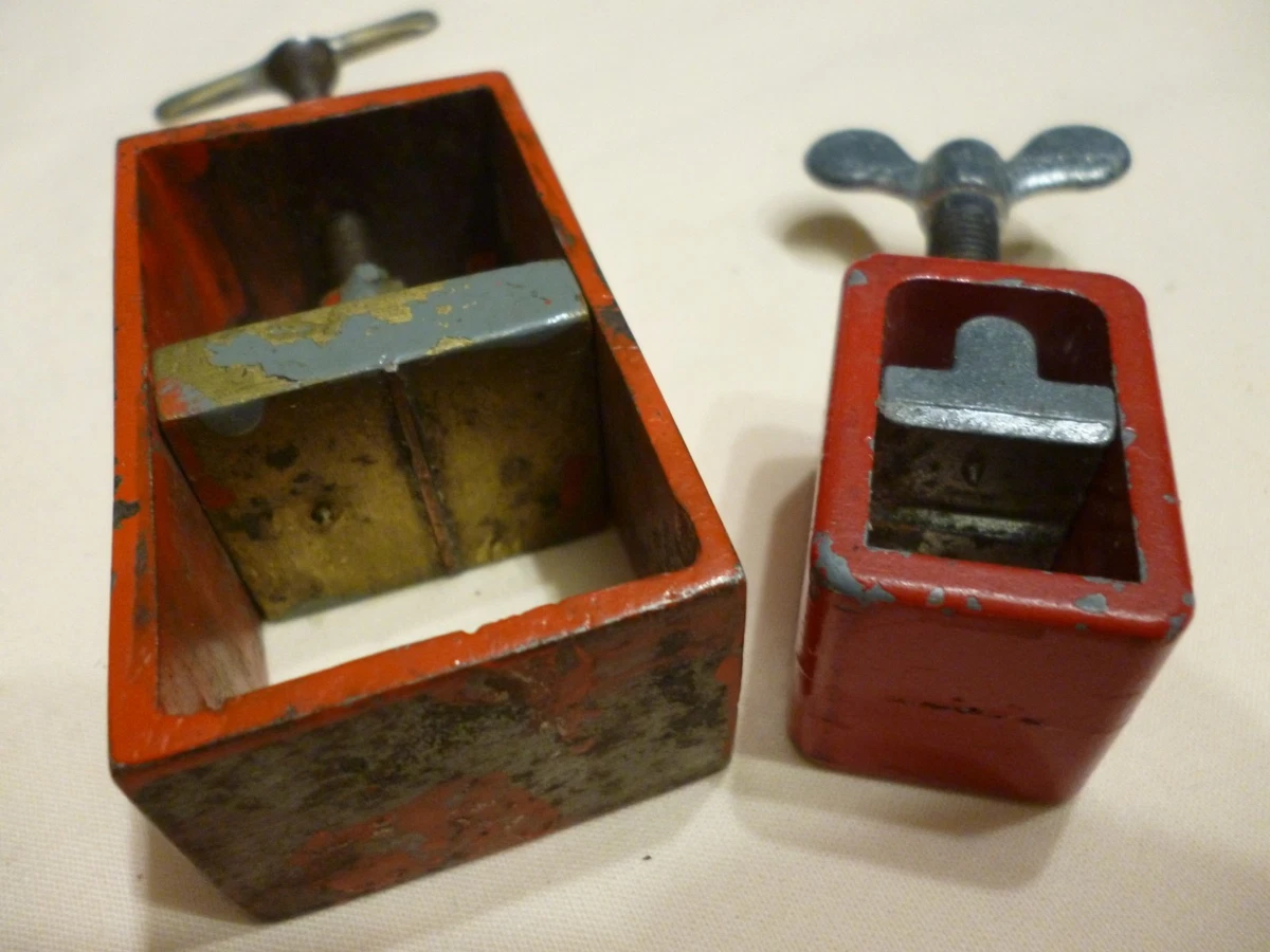 Par de prensas de pan Fising Tackle vintage, una Lesney
