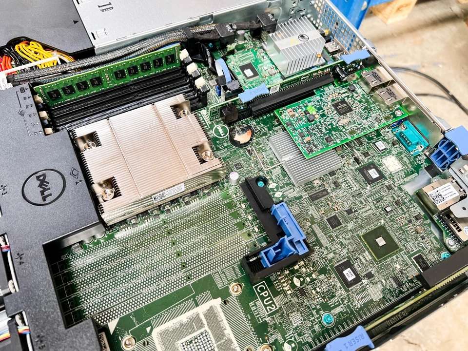 Dell PowerEdge R320 Xeon E5-2440 @2.4GHz 8GB 0FCGN 1RU 8 Bay 2.5" server - Image 3 of 4