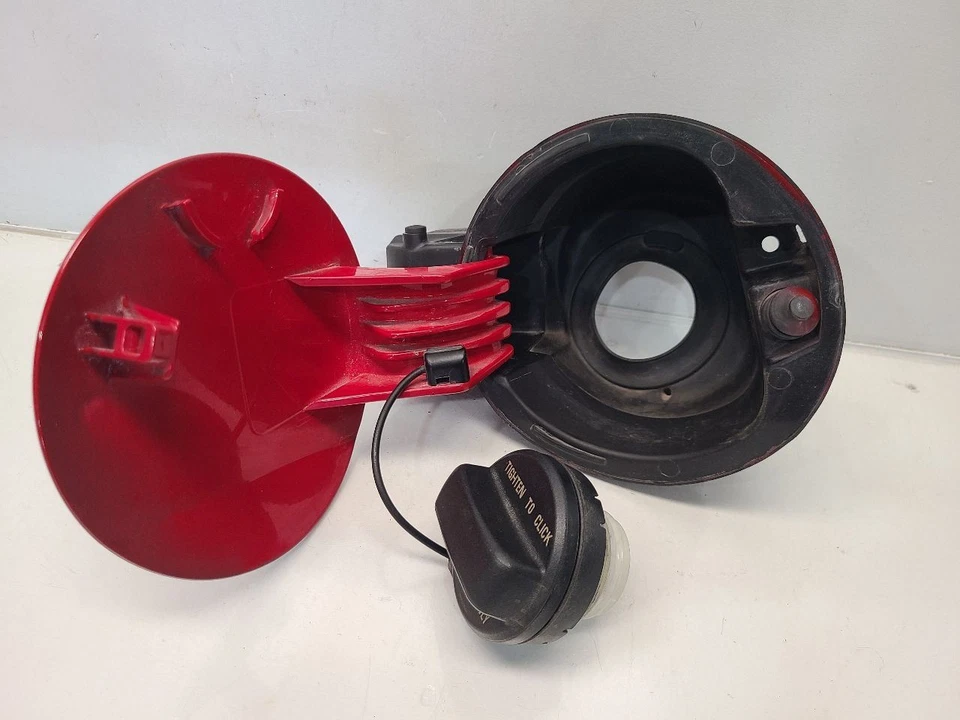 Honda Fit Sport 2013 puerta de llenado de combustible *rojo/-R81*  Foto 3 de 4