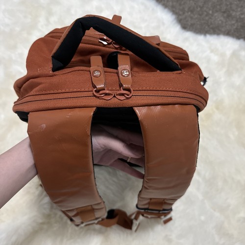 Auténtico Raro DC Shoe Co EE. UU. Y2K Cuero Patín Ropa de Calle Hombres Mochila - Imagen 22 de 23