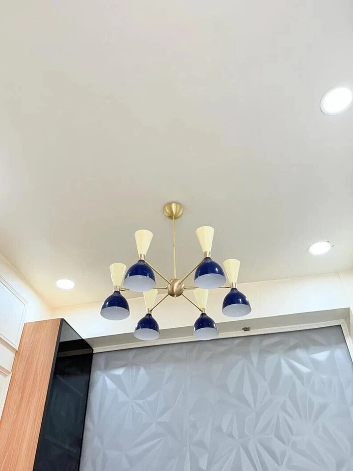 Lámpara de araña de latón hecha a mano Mid Century Living azul industrial italiana Foto 4 de 4