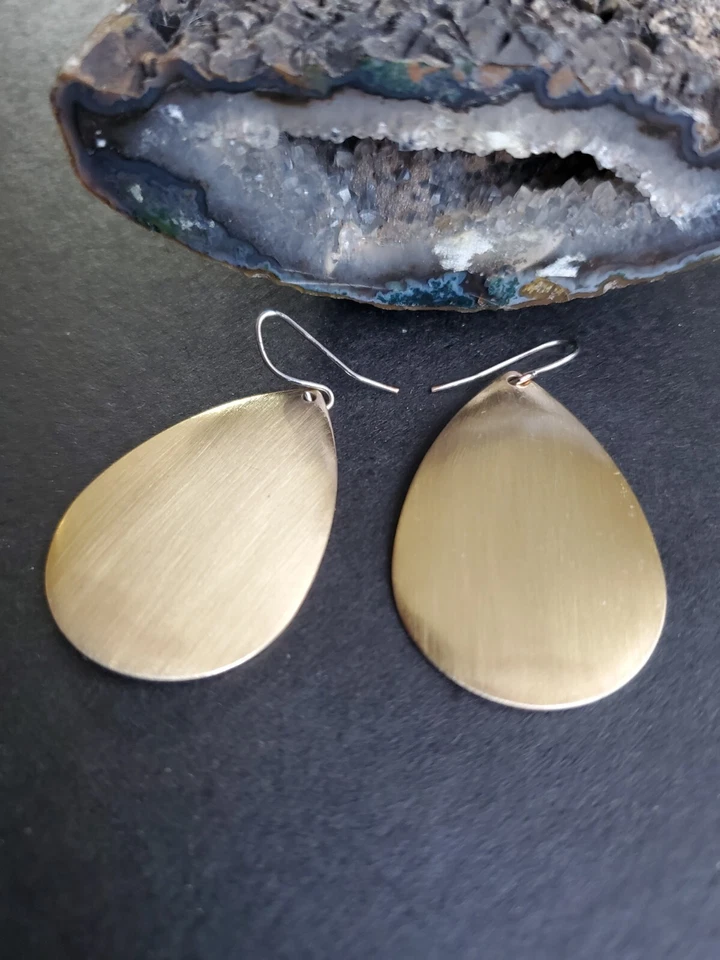 Hermosos pendientes de oro cepillado con forma de pera gota lágrima Sheila Fajl Foto 4 de 4