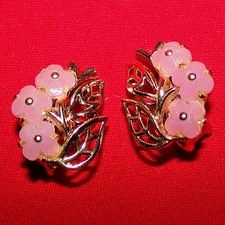 MINTY!!   signed CROWN TRIFARI PAT PEND pink Lucite flower shaped earrings-OMG!!