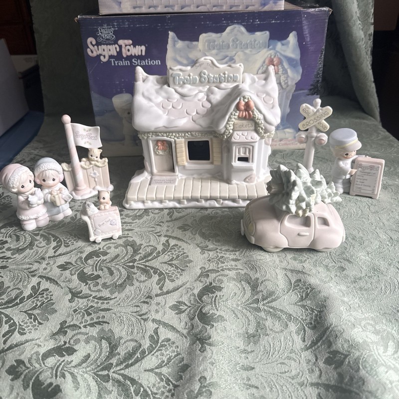 Precious Moments #150193 Sugar Town Train Station  Set *No Light* 7 items total