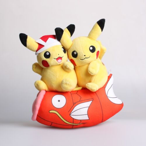 Pokemon Center Original Mai 2016 monatliches Paar Pikachu Magikarp Plüschspielzeug Puppe - Bild 1 von 4
