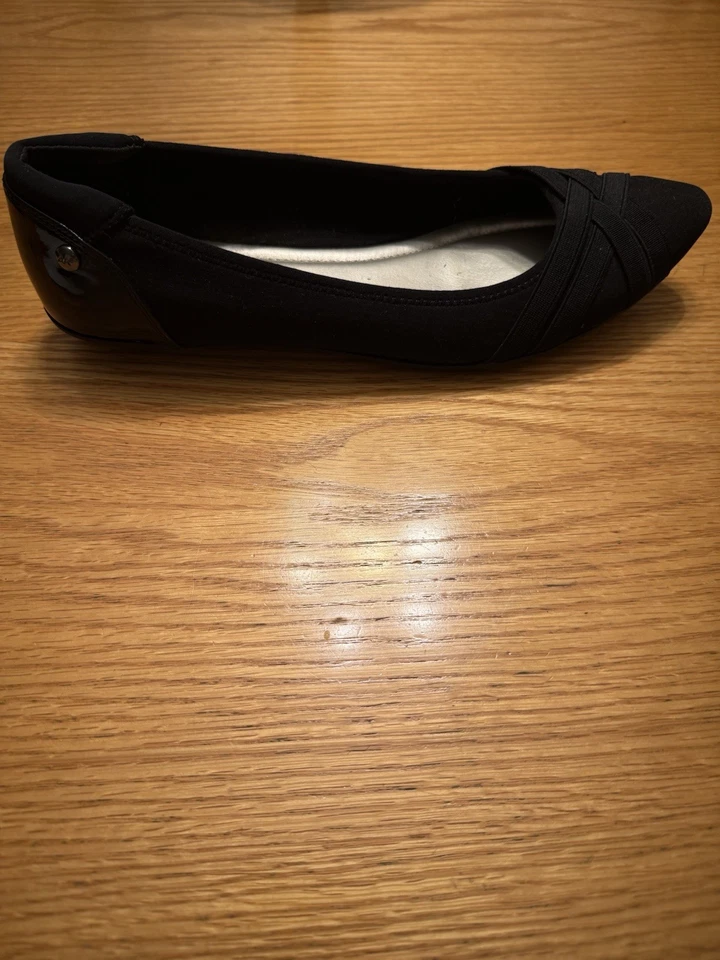 ANNE KLEIN WOMEN’S SPORTS BLACK FABRIC AND PATENT LEATHER SIZE 8 SLIGHTLY USED - Image 3 of 4