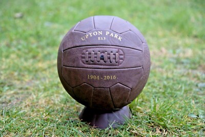 Vintage Style Football bedruckt mit UPTON PARK E13. Geschenk für WEST HAM Fans.