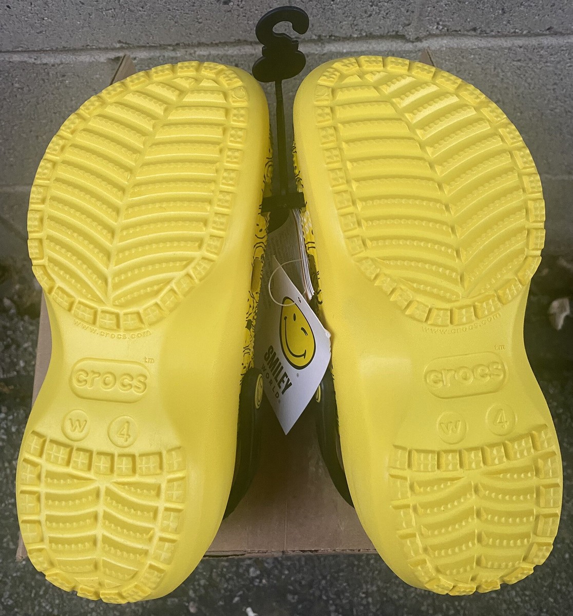 クロックスオリジナルsmiley world 25cm New with Tags Crocs X Smiley World Classic Platform Smiley