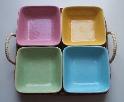 Keramik Kabarett mit 4 pastellfarbenen Schalen auf Korb-Tablett, 50iger, Vintage