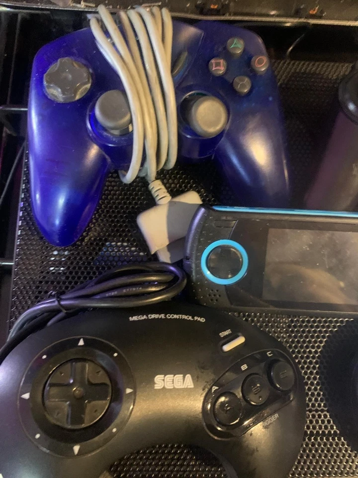 Job-lot 4x Control Pads & 1x Handheld (Spares & Repairs) Un-tested Items Sale - Image 3 of 4