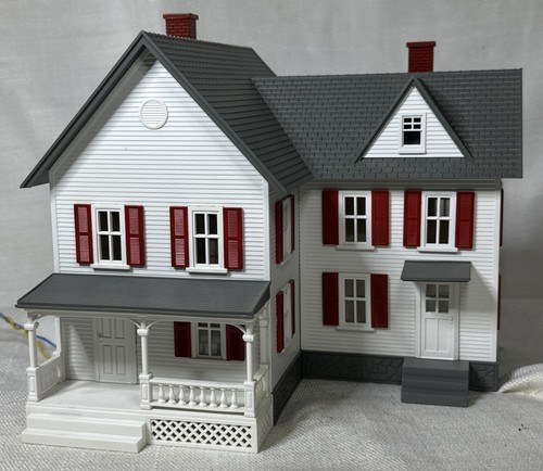 Tren modelo Rail King de MTH ~ Casa de granja blanca con persianas rojas (iluminado) 30-9693 | Zustand: Used