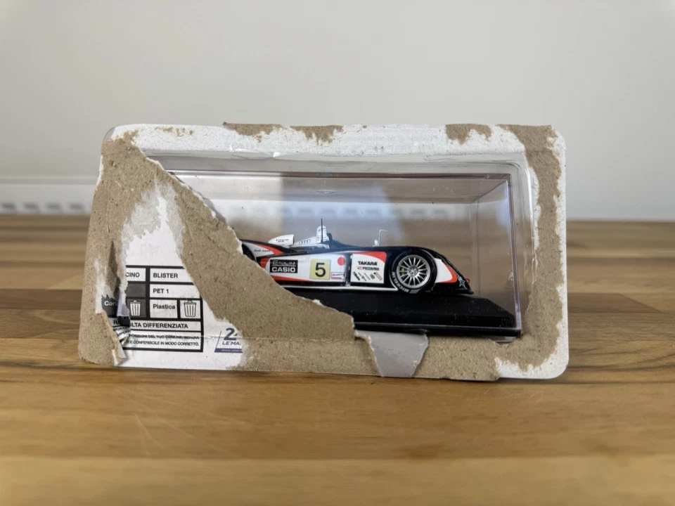 Coche modelo ganador IXO 1:43 Audi R8 #5 Le Mans 2004 con vitrina y blister Foto 4 de 4