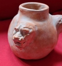 Antico vaso in terra cotta con 3 teste di leone interamente lavorato a...