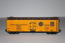 HO Scale Pacific Fruit Express 40' Wood Single Door Reefer 71117 C3213