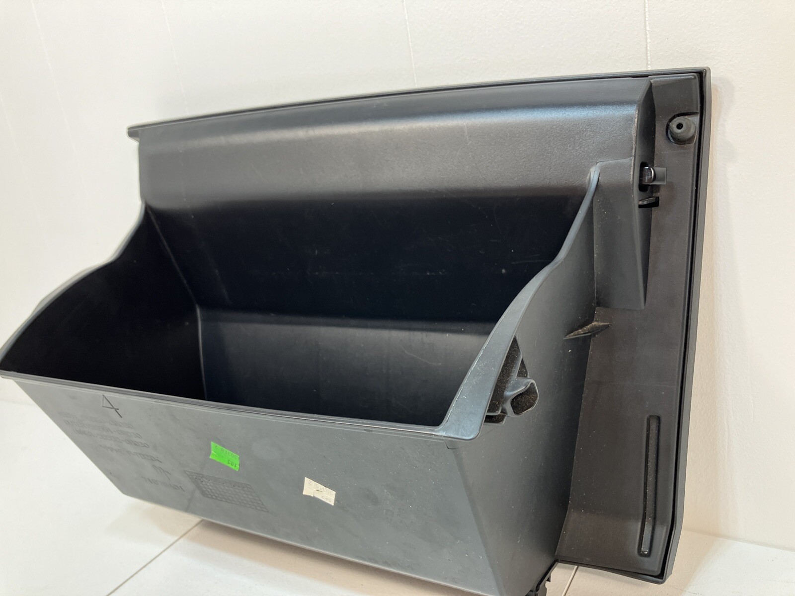 20132018 Toyota Rav4 Glove Box OEM **Damaged/Missing Latch Still