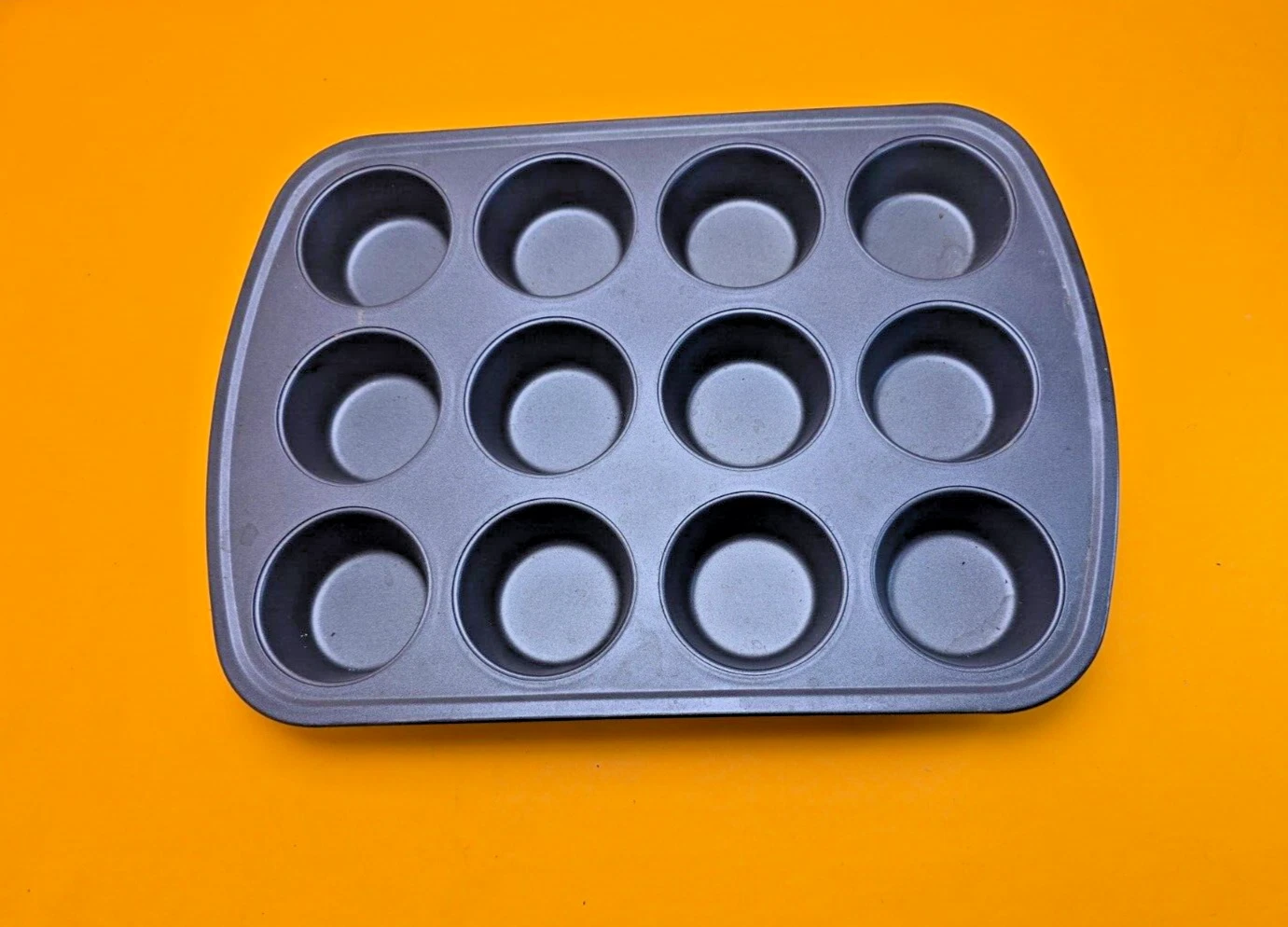Smart Living Collection 12 Cup Mini Muffin Pan Non Stick Heavy Duty Baking Pan
Opens in a new window