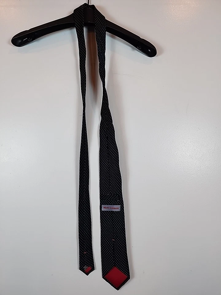 Corbata Nick Cannon Para Hombres Azul Marino Geométrica 100% Seda Rojo Acentos 61" Largo X 3" Ancho Foto 3 de 4