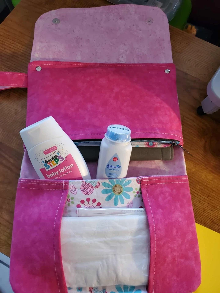 Clutch feita à mão em movimento para fraldas, lenços umedecidos e muito mais - Imagem 3 de 4