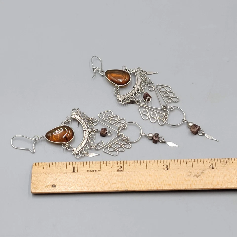 Brincos perfurados de vidro marrom lustre boêmio tom prata pendurado 3,25" - Imagem 2 de 4