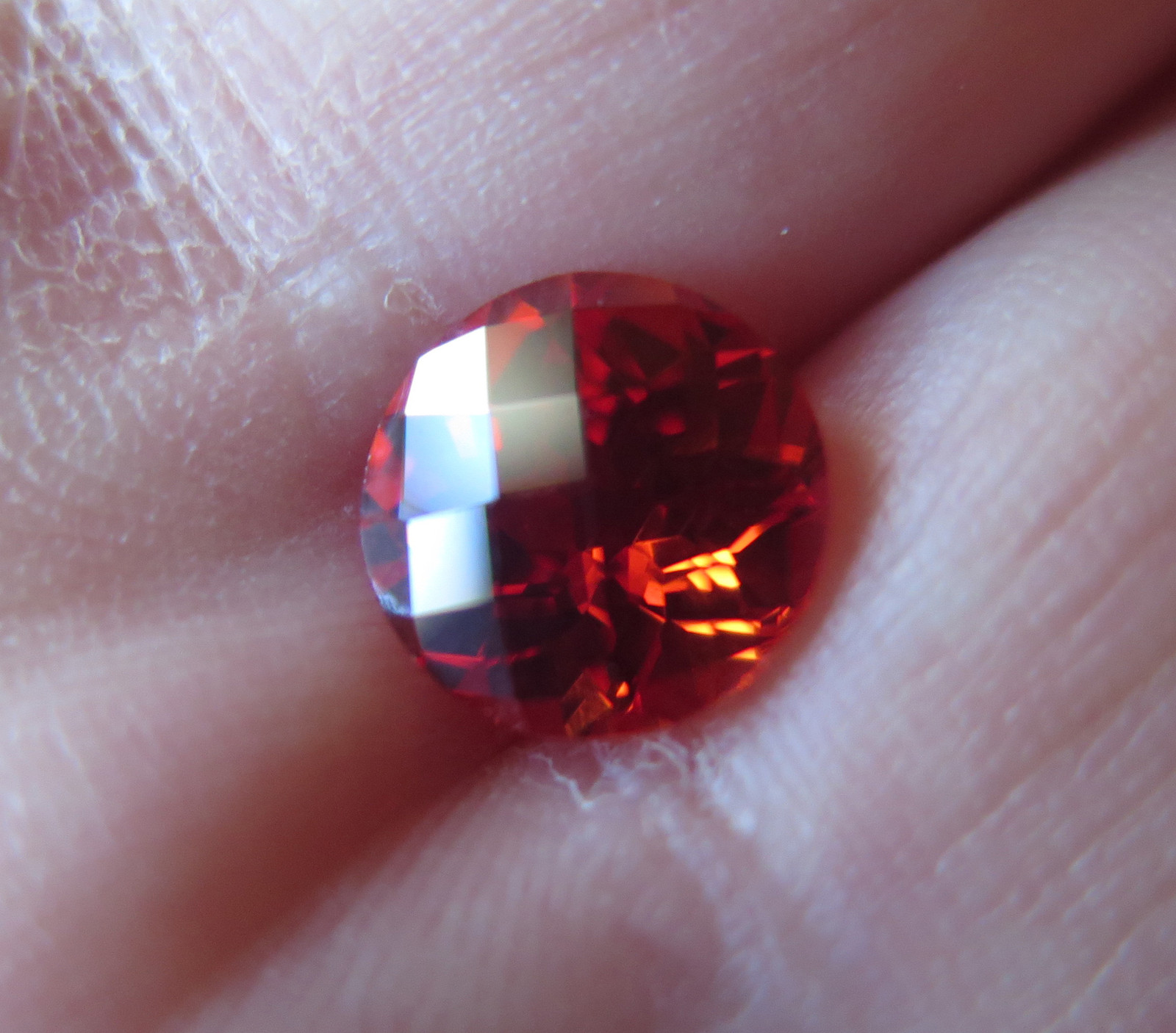 Saphir orange mandarine taille échiquier contre les reflets ternes