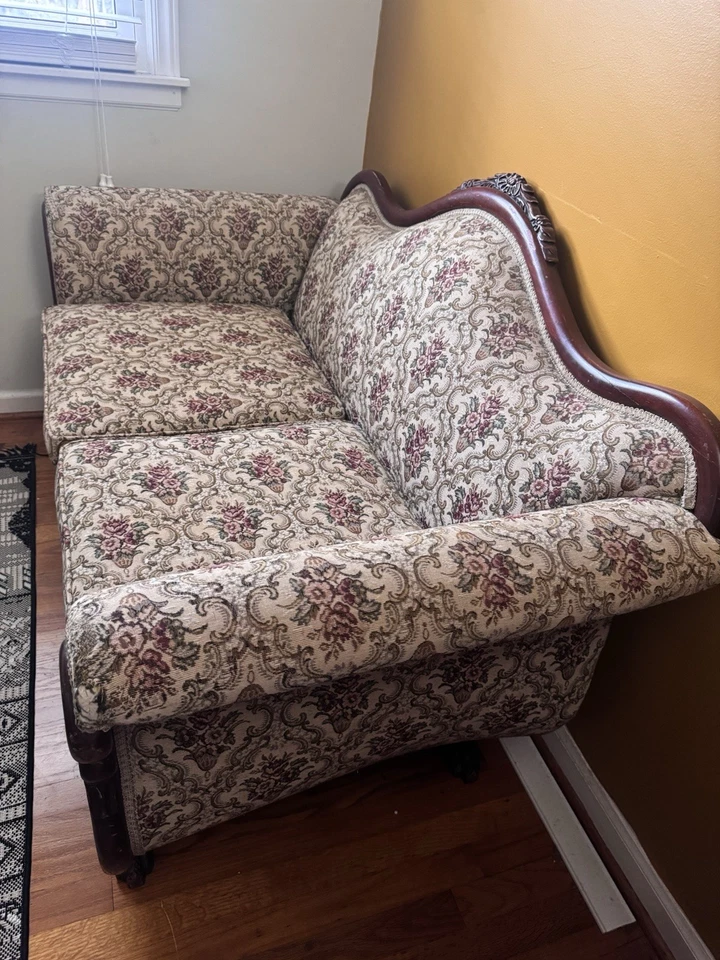 Любовное сиденье в викторианском стиле с резной деревянной рамой и цветочной обивкой. - Изображение 2 из 4