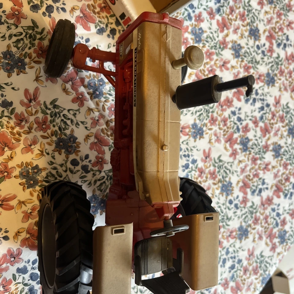 1/16 ERTL INTERNATIONAL 1026 "PERSONALIZADO" ORO DEMO TRACTOR DE JUGUETE, JUGUETE DE GRANJA Foto 2 de 4