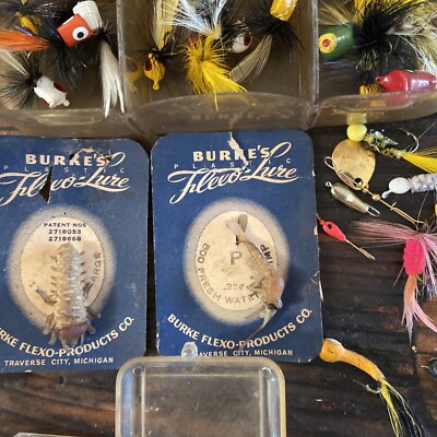 Lot Vintage De 67 Mouches Artificielles Pour Pêche à La Mouche - Poppers, Grenouilles, Streamers... - Avec Boîte