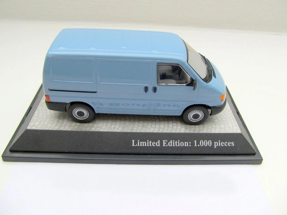 + VOLKSWAGEN VW T4 Transporter Modellauto hellblau 1:43 Premium Classixxs 13200 - Bild 3 von 4