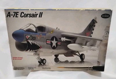 A7E Corsair II Testors/Fujimi 1/72 Navy Carrier-Based Fighter-Bomber (New)