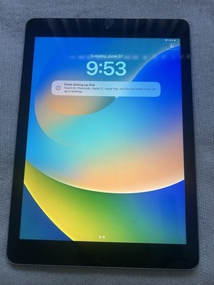 Apple iPad 5th Generation - 32GB - Space Gray **PRE OWNED**