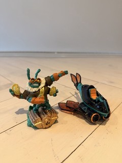 Skylanders Thrillipede and Buzz Wing Figures