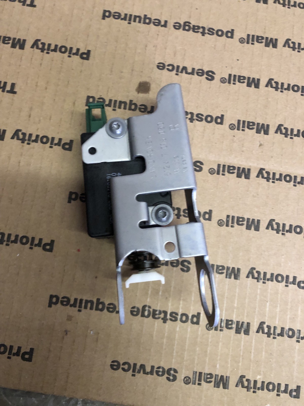 10 11 12 13 14 15 16 Land Rover LR4 Right Tailgate Actuator 5124