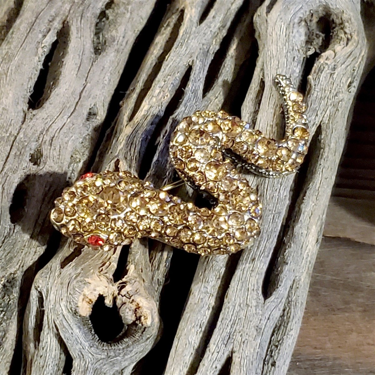 USA(アメリカ製)ヴィンテージ 　　　　天然石　スネークブローチ Vintage Austrian Crystal Champagne Bronze Snake Lapel Coat Sweater