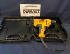 Taladro con cable DEWALT DWD115 8 amperios 3/8" VSR (0-2500 RPM) con estuche y manual