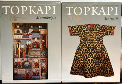 Rogers, J. M.: Topkapi Sarayi Museum I. Manuskripte + II. Textilien, im Schuber