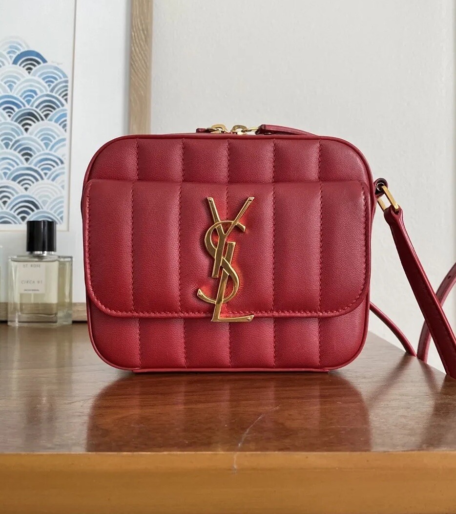Borsa a tracolla Saint Laurent rossa trapuntata Vicky fotocamera