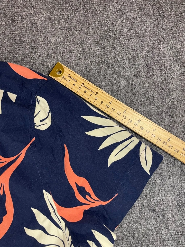 GUESS short sleeve button down shirt size MED - Image 4 of 4