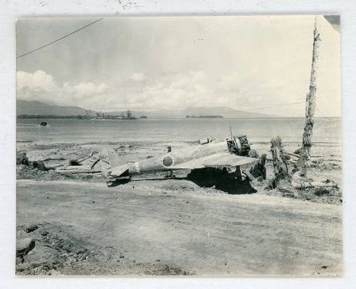 #  7 OLD WW2 MILITARY PHOTO DAMAGED JAPANESE  PLANE  SNAPSHOT