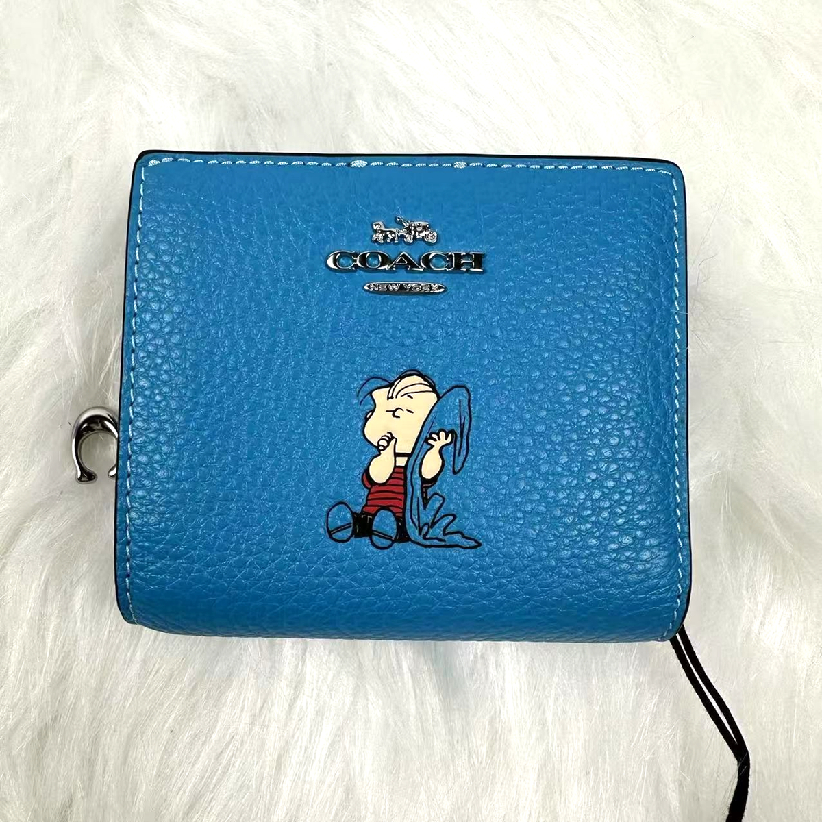 限定【COACH X PEANUTS】スナップ ウォレット・ライナス CBN91 Coach X Peanuts CBN91 Snap Wallet with Linus in Pebble Leather