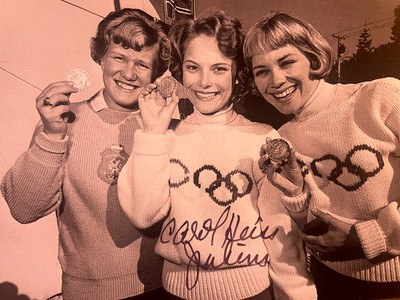Carol Heiss Autogramm signed 15x10 Foto US-Eiskunstläuferin Olympia Gold 1960