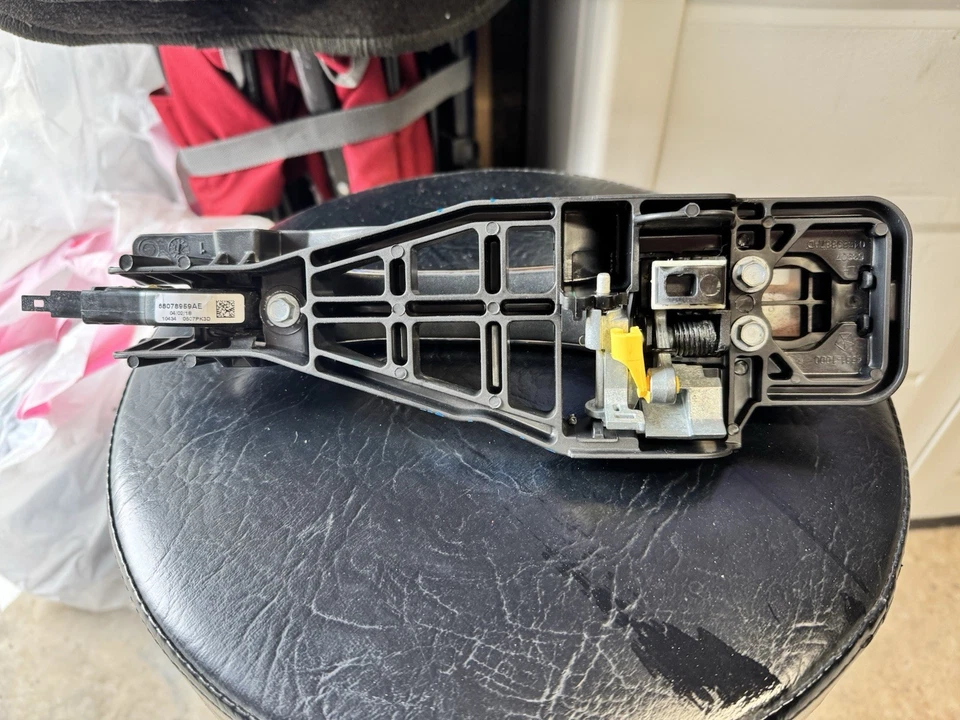 2016-2021 Jeep Grand Cherokee OEM Rear Driver’s Side Chrome Door Handle Foto 2 de 3