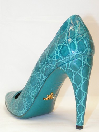 NEW PRADA TURQUOISE CROCODILE CURVE HEEL CLASSIC POINTED TOE PUMPS 38 $1250 - Picture 2 of 9