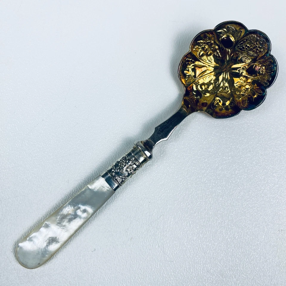 Servidor de bayas festoneadas Sheffield England EPNS A1 plateado con mango de fregona lavado dorado Foto 2 de 4